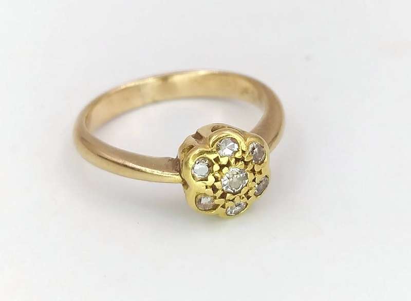 Charming 18ct gold & diamond flower ring