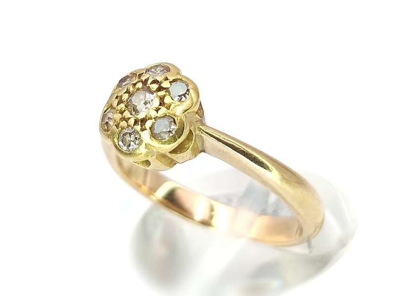 Charming 18ct gold & diamond flower ring