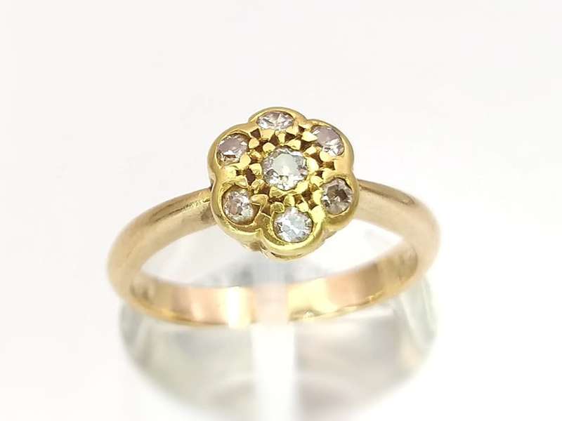 Charming 18ct gold & diamond flower ring