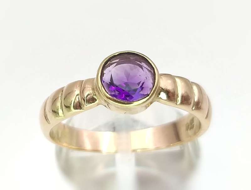 Elegant 9ct gold & amethyst ring