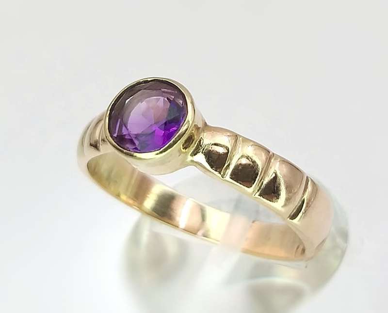 Elegant 9ct gold & amethyst ring