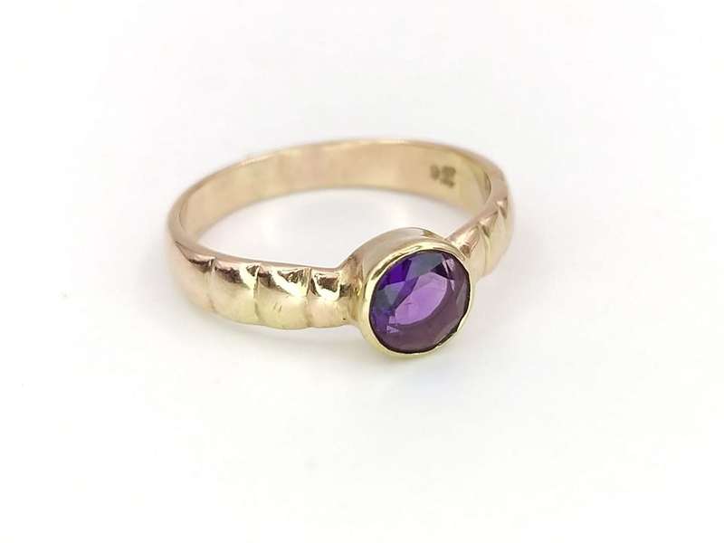 Elegant 9ct gold & amethyst ring