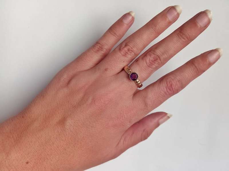 Elegant 9ct gold & amethyst ring