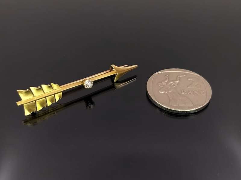 Edwardian 18ct gold and diamond Cupid`s arrow brooch