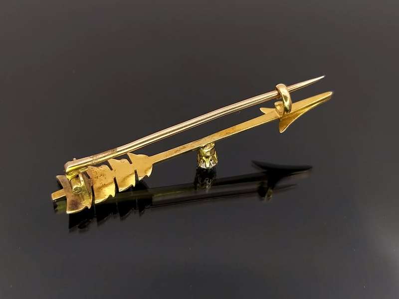 Edwardian 18ct gold and diamond Cupid`s arrow brooch