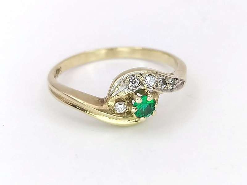 Green and white CZ ring (set in 9ct gold)