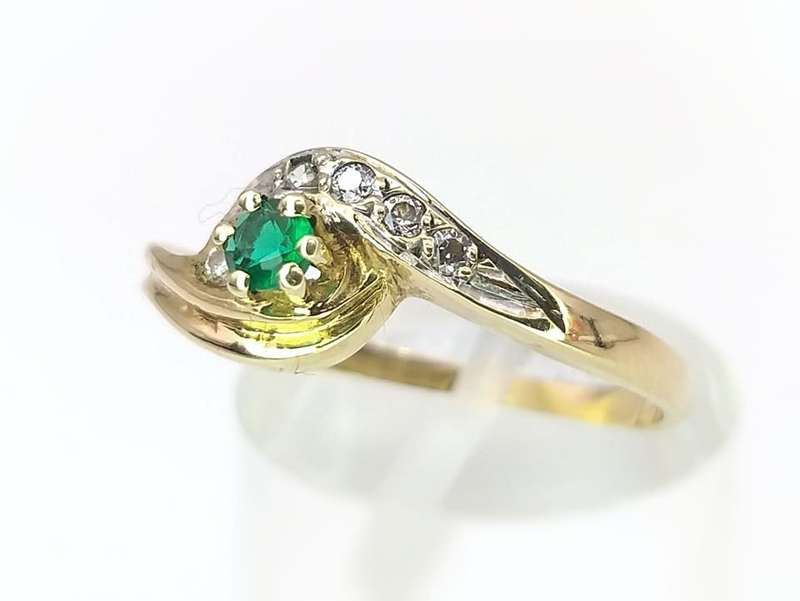 Green and white CZ ring (set in 9ct gold)