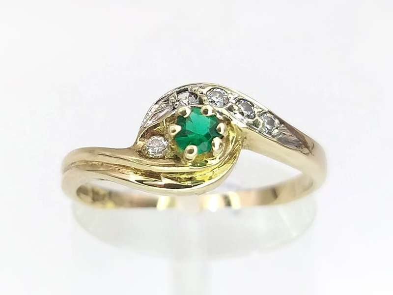 Green and white CZ ring (set in 9ct gold)