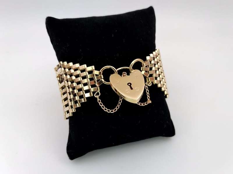 Stunning gate link 9ct gold bracelet with heart locket