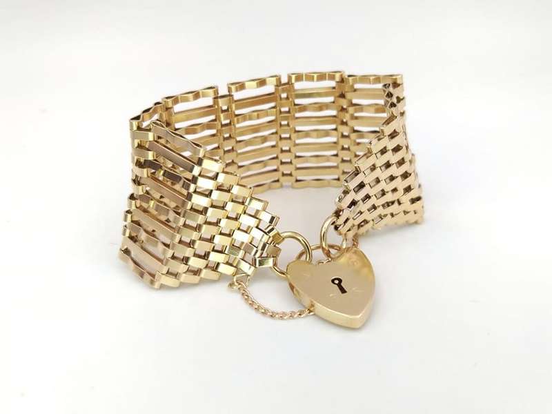Stunning gate link 9ct gold bracelet with heart locket