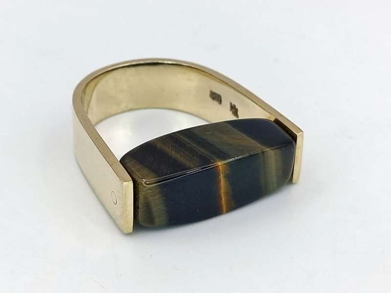 Mid-century Modern tiger`s eye men`s ring set in 9ct gold
