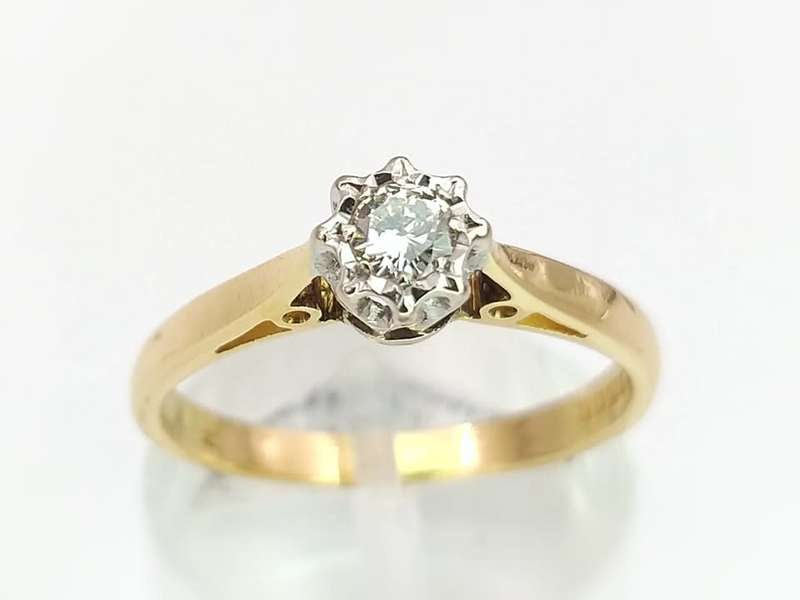 Vintage classic 18ct diamond solitaire ring
