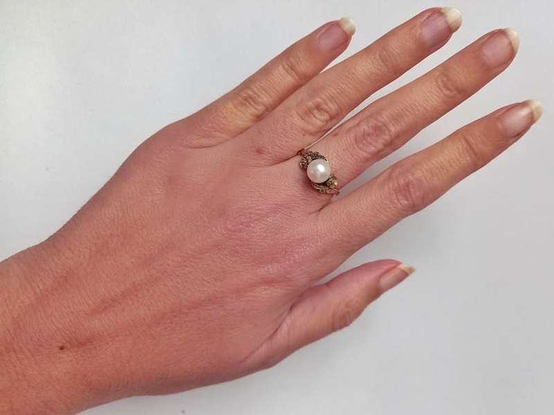 Elegant 9ct gold & pearl ring