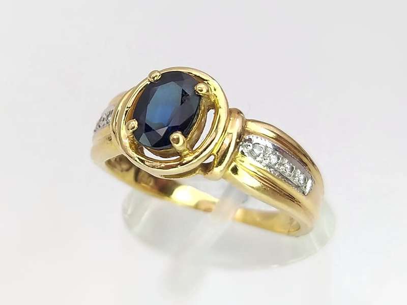 18ct gold blue sapphire & diamond ring