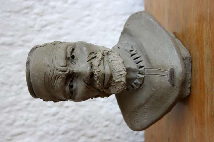 Clay bust of Zulu induna by Hezekiel Ntuli