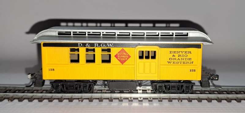 Model Trains HO Denver & Rio Grande Western Carriages, with Kadee couplers