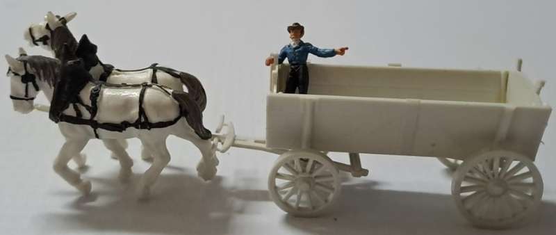 Model Trains 1:87 HO Preiser wagon, 2x horses + 1x figure.