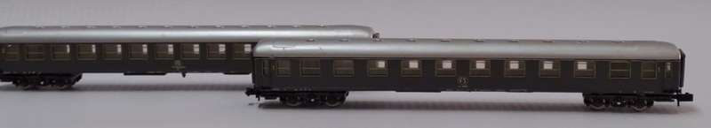Model Trains N-Scale Atlas 2x Passengers wagons, with metal wheels & couplers. Unboxed.