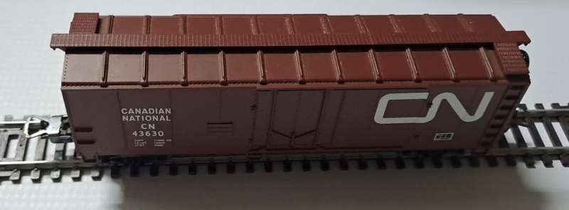 Model Trains HO Life Like Canadian Box Car, with plastic wheels & Lima couplers.