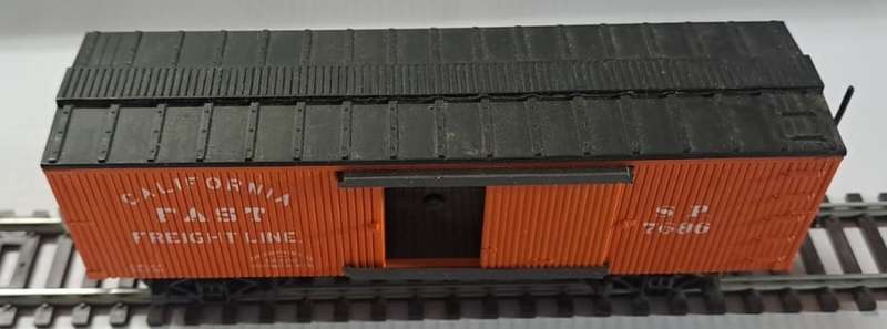 Model Trains HO 1x California Fast Freight Box Car, with plastic wheels & Horn hooks couplers.