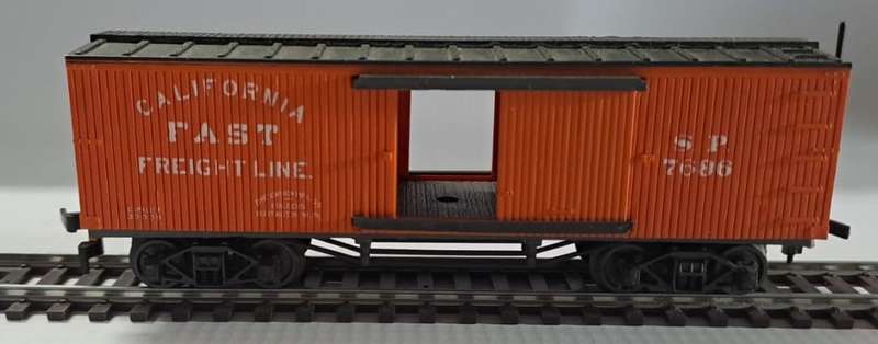 Model Trains HO 1x California Fast Freight Box Car, with plastic wheels & Horn hooks couplers.
