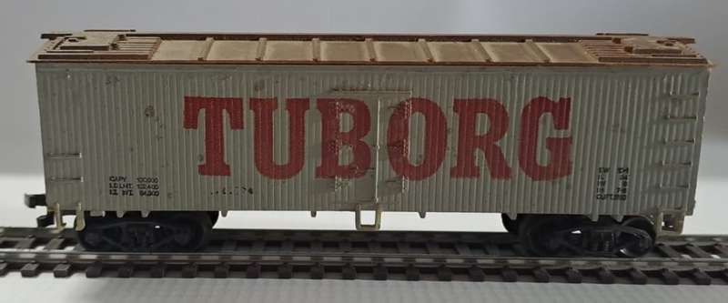Model Trains HO 1x Life Like Box Car, with plastic wheels & Horn hooks couplers.