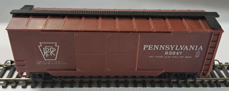 Model Trains HO 1 x Pennsylvania Box Car with plastic wheels & Lima couplers. Unboxed.
