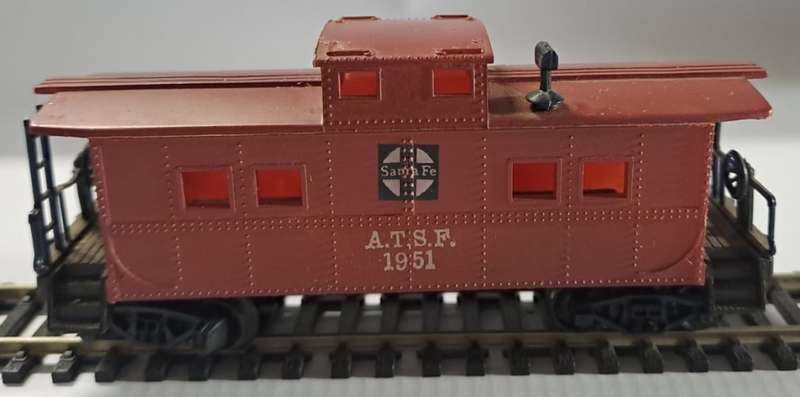 Model Trains HO 1 x Santa Fe A.T.S.F. 1951 Caboose, plastic wheels & 1x Horn hook coupler. Unboxed.