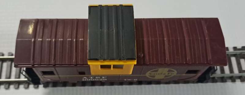 Model Trains HO 1 x Bechmann Caboose, with plastic wheels & Kadee couplers. Boxed.
