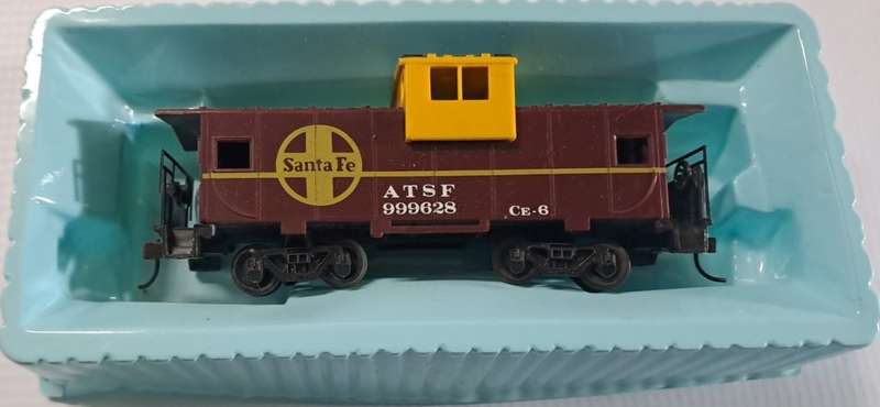 Model Trains HO 1 x Bechmann Caboose, with plastic wheels & Kadee couplers. Boxed.