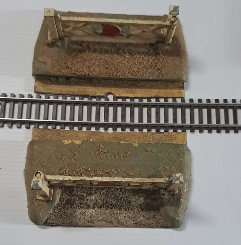 Model Trains HO/OO 2 x Hornby Dublo (Meccano) metal Road Crossing