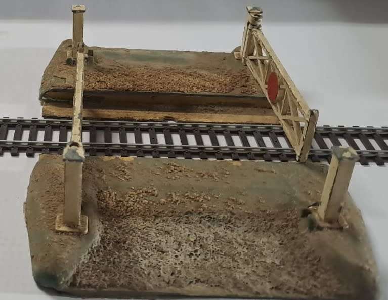 Model Trains HO/OO 2 x Hornby Dublo (Meccano) metal Road Crossing