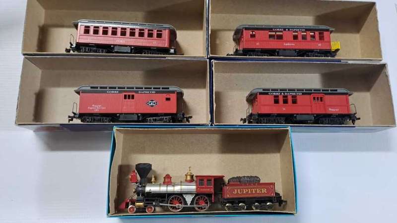 Model Trains HO 1 x Bachmann Jupiter Locomotive & 4 x New Gorre & Daphetid Kit Coaches.