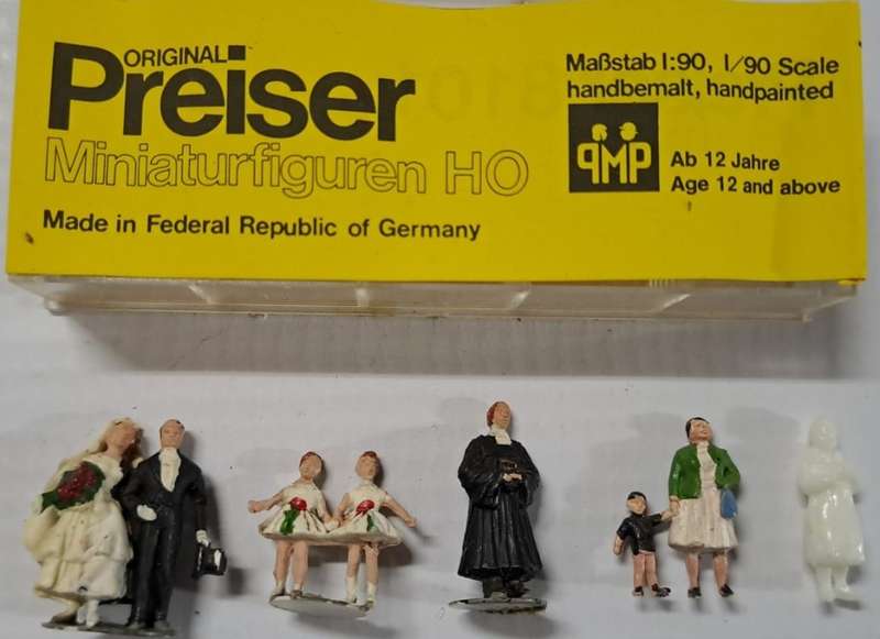 Model Trains HO 8 x Preiser Wedding Figures. Rare
