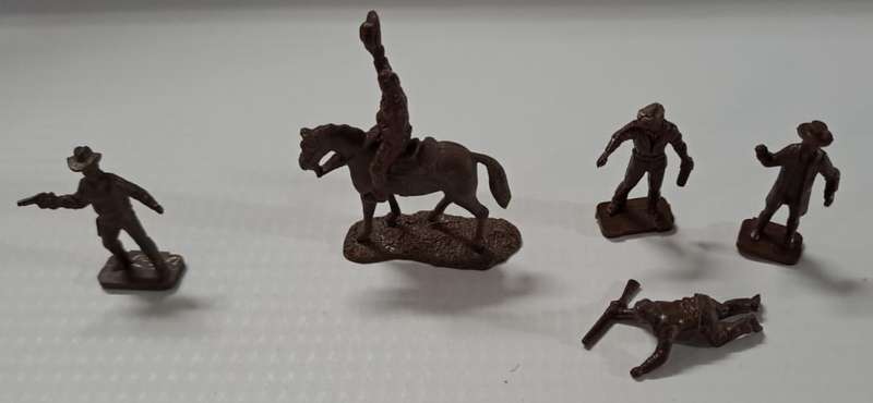 Model Trains HO Figures (x6) Soldiers x5 & Horse. (Unpainted Brown)