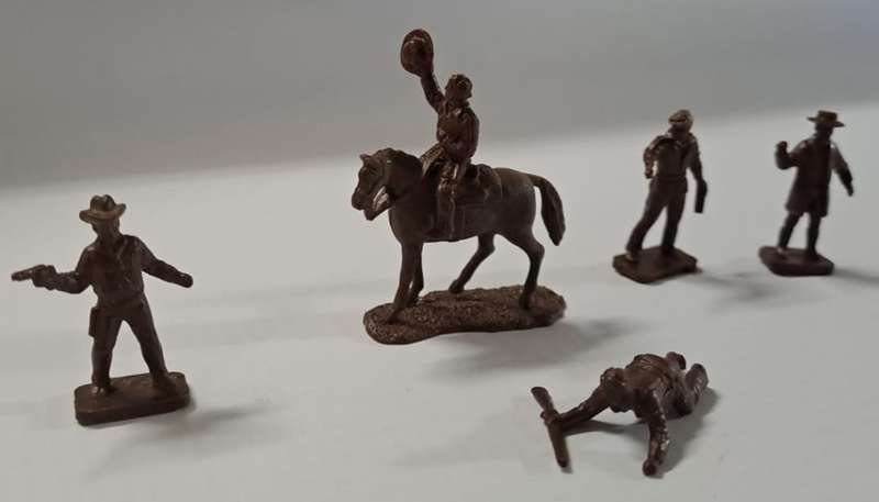 Model Trains HO Figures (x6) Soldiers x5 & Horse. (Unpainted Brown)