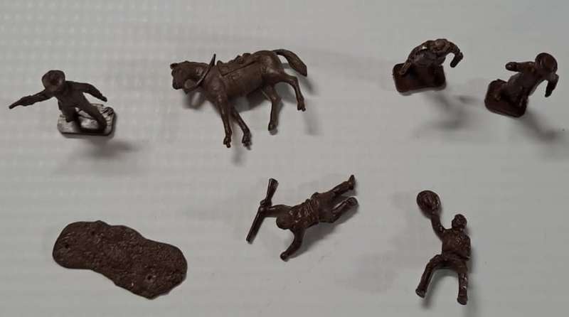 Model Trains HO Figures (x6) Soldiers x5 & Horse. (Unpainted Brown)
