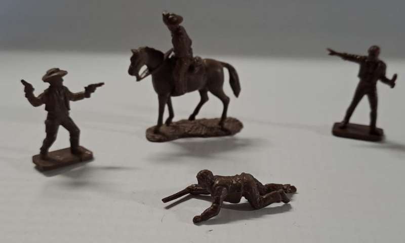 Model Trains HO Figures (x5) Soldiers x4 & Horse x1. (Unpainted Brown)