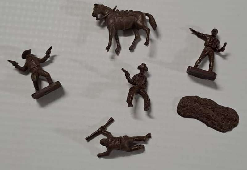 Model Trains HO Figures (x5) Soldiers x4 & Horse x1. (Unpainted Brown)