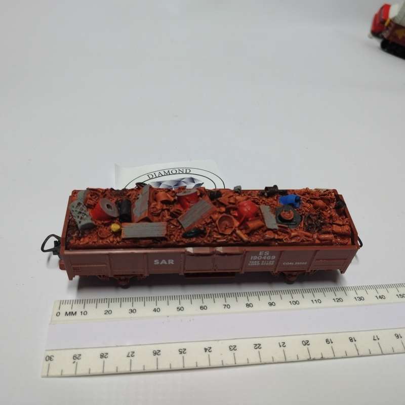 Model Trains HO 1 x Freight Load - Scrap Metal Load (red ball) - 112mm x 28mm x 13mm
