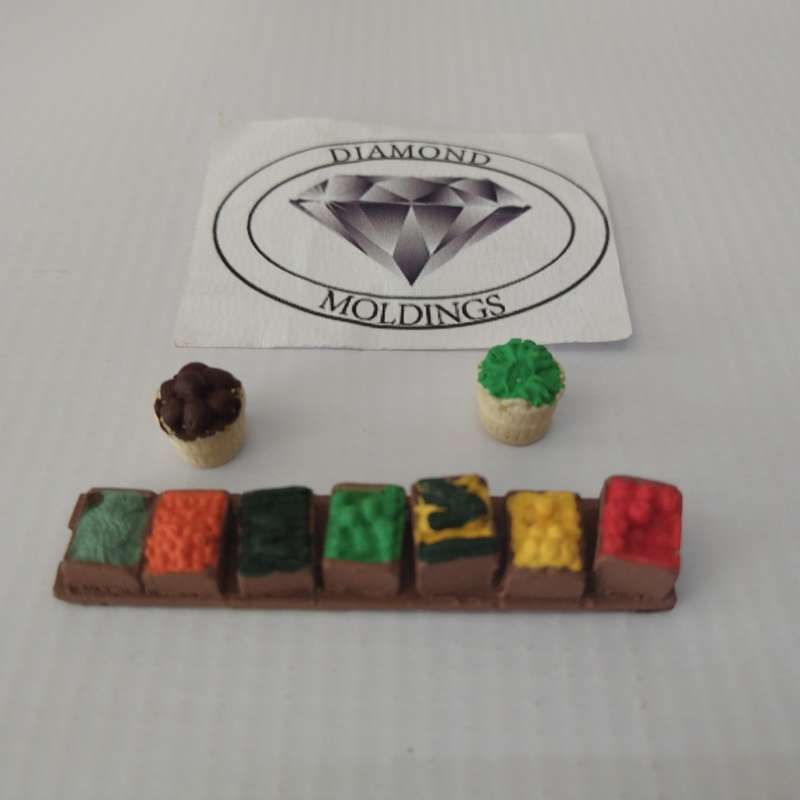 Model Trains HO Fruit 1 (x1 rows + 2 baskets) - 64mm x 13mm x 11mm (Long) 11mm diameter x 10mm (Pots