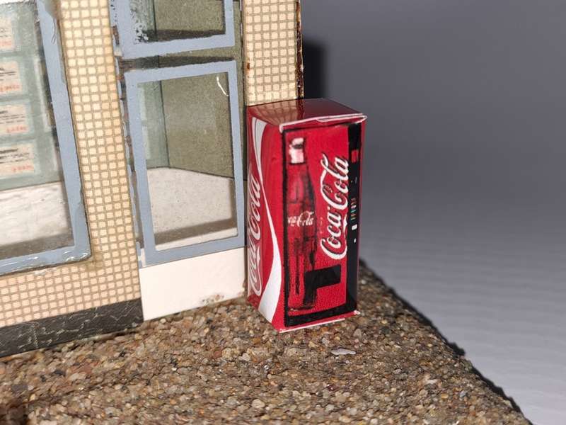 Model Trains HO 1 x Vending Machine Only (Stripe under Coke) - 21mm x 10mm x 8mm