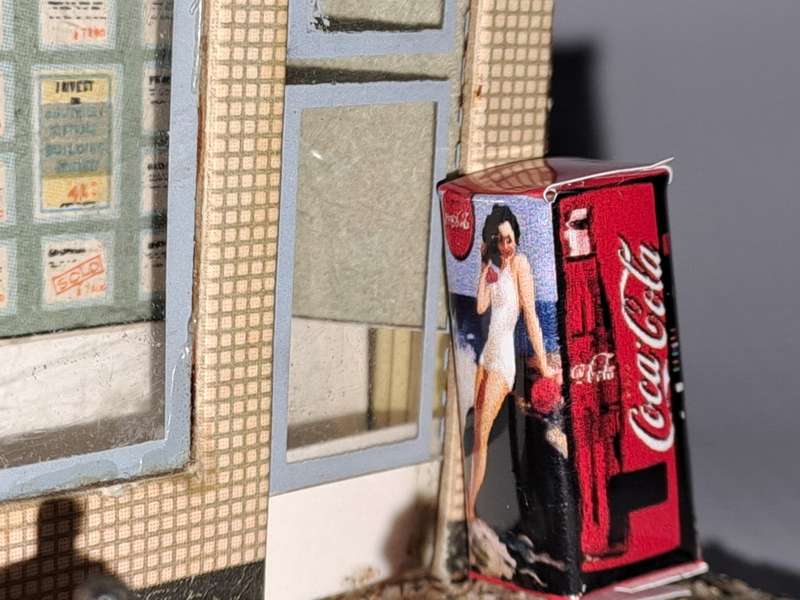 Model Trains HO 1 x Vending Machine Only (Girl in white) - 21mm x 10mm x 8mm