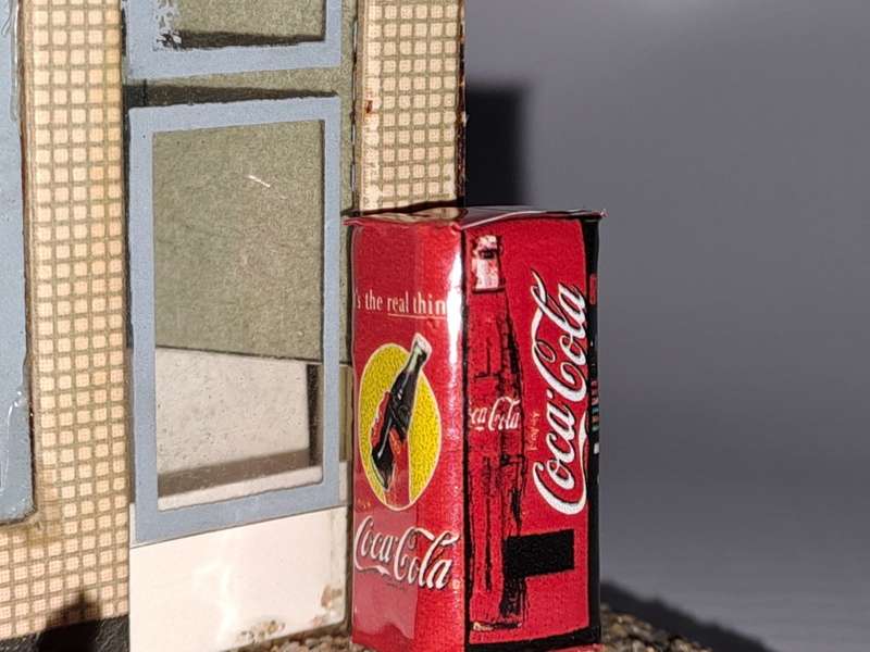 Model Trains HO 1 x Vending Machine Only (Coke bottle) - 21mm x 10mm x 8mm