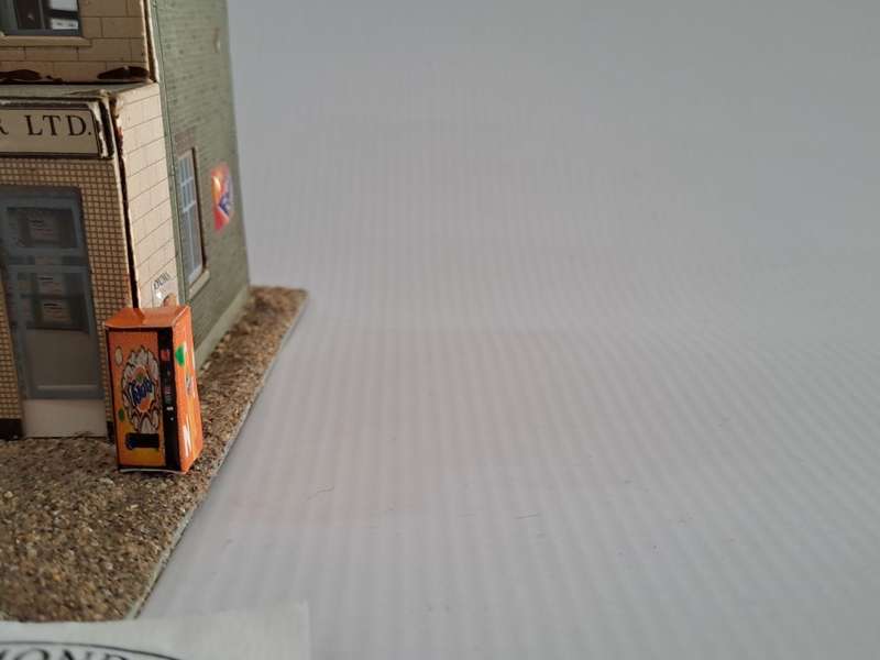 Model Trains HO 1 x Vending Machine Only (Fanta bottle) - 21mm x 10mm x 8mm