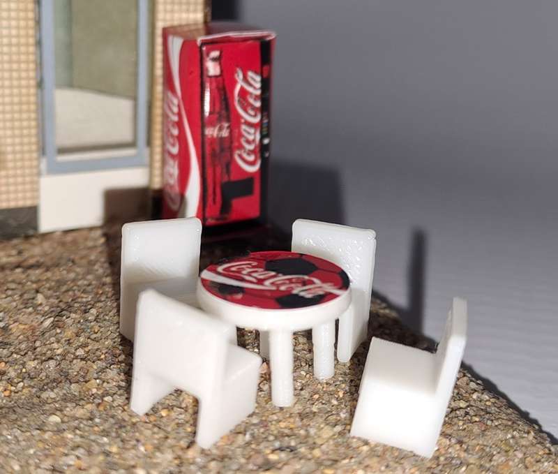 Model Trains HO 1 x Vending Machine, Table, Chairs x4 (Stripe under Coke)