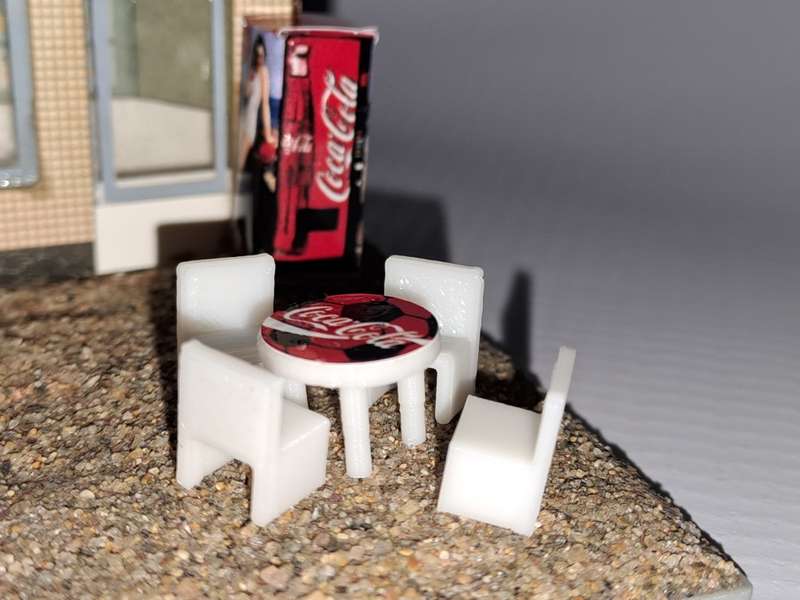 Model Trains HO 1 x Vending Machine, Table, Chairs x4 (Girl in white)