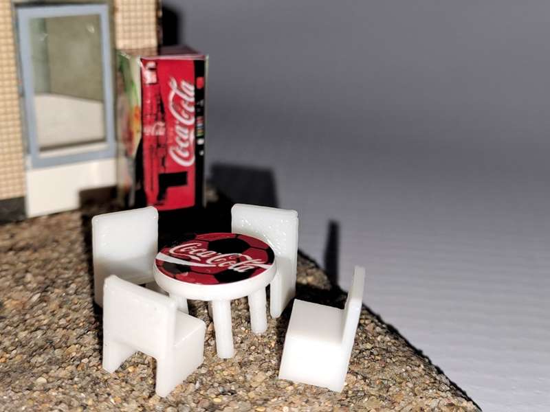 Model Trains HO 1 x Vending Machine, Table, Chairs x4 (Sprite Boy)