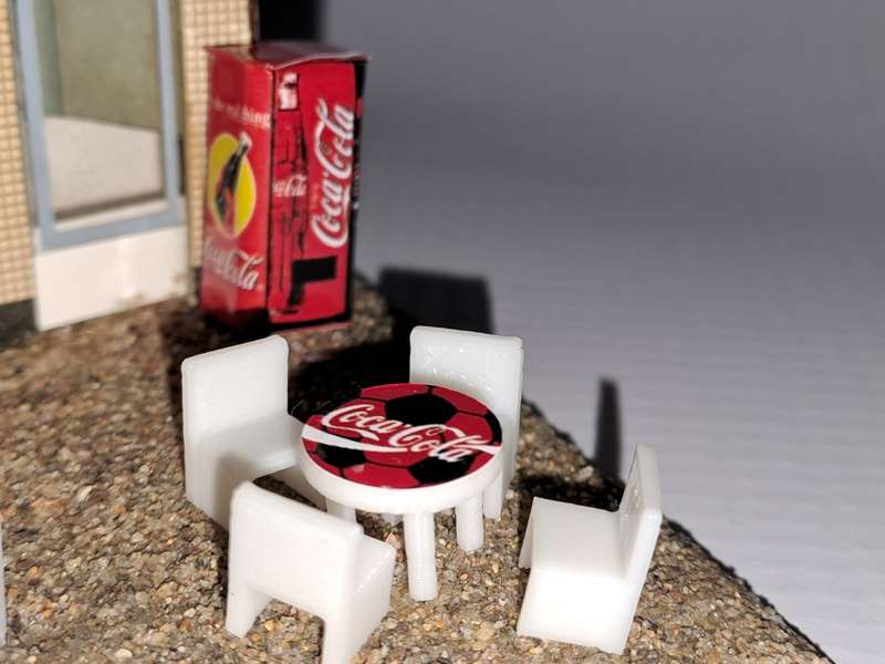 Model Trains HO 1 x Vending Machine, Table, Chairs x4 (Coke bottle)