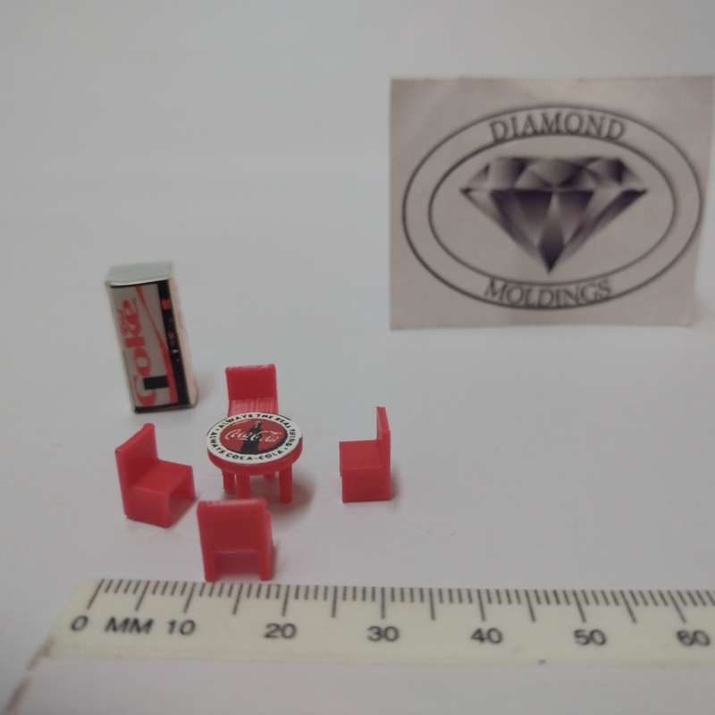 Model Trains HO 1 x Vending Machine, Table, Chairs x4 (Diet Coke)